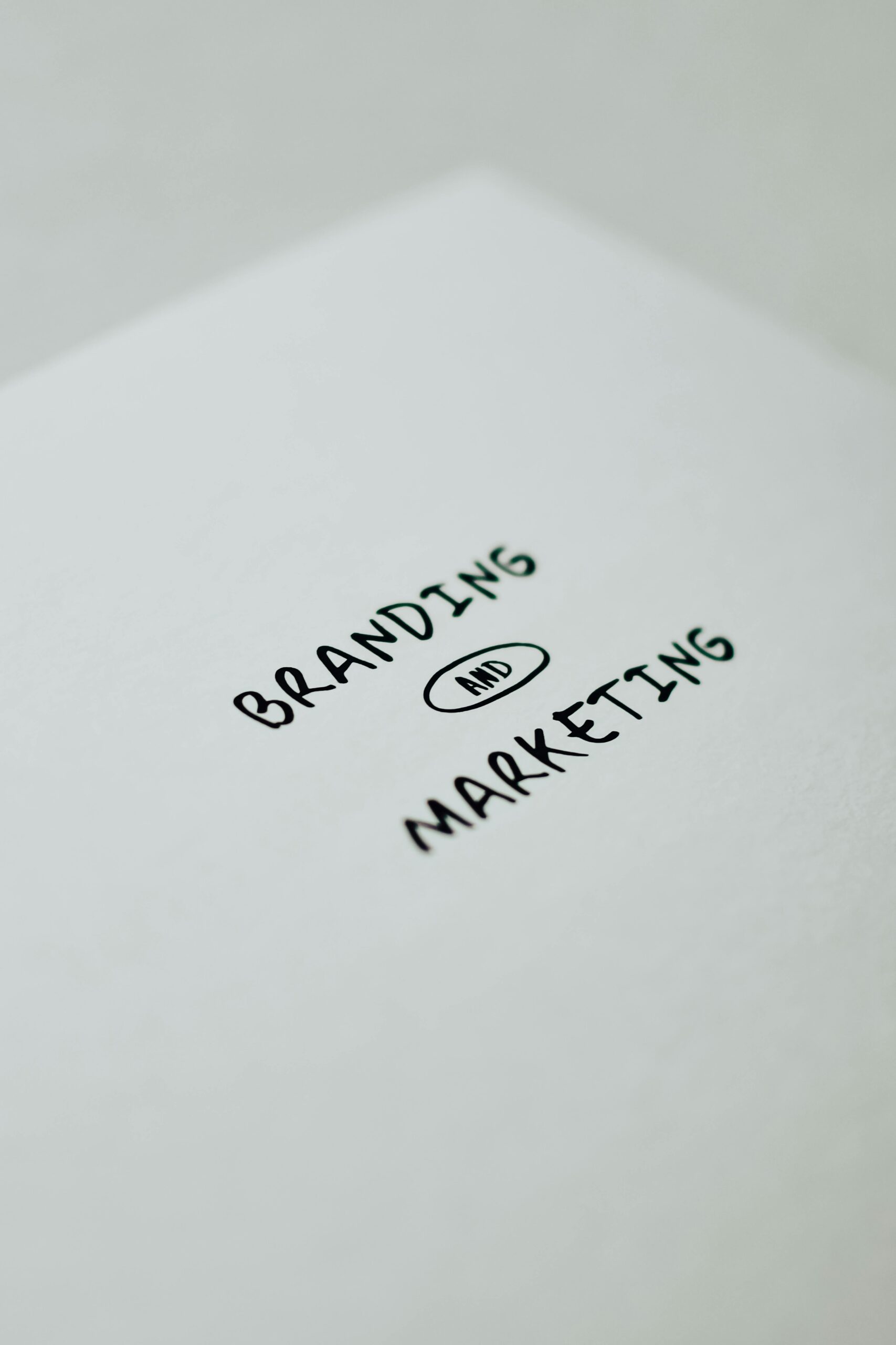 Crecimiento de linkedin growth ilustrado con gráfico y conexiones profesionales